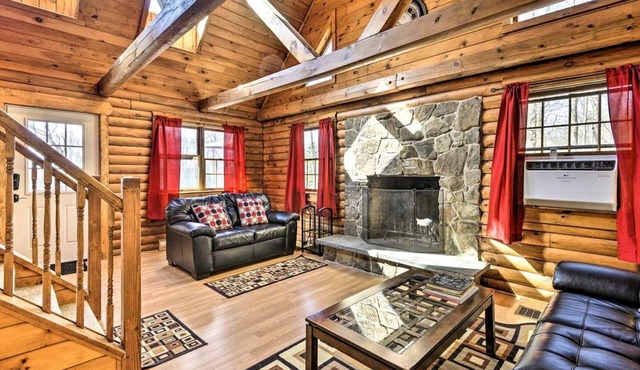 Delightful Log Cabin in the Pocono Mountains near Scranton, Pennsylvania