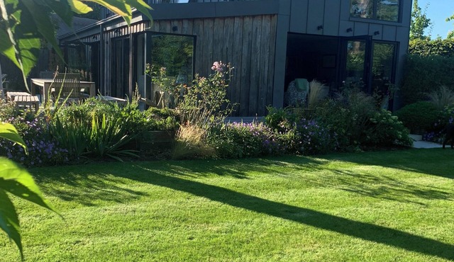 Delightful modern 4-bedroom zinc clad house with WiFi in Four Elms, Kent.
