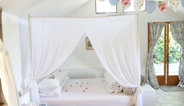 Delightful romantic gite restored to a high standard. 10% off Brittany Ferries.