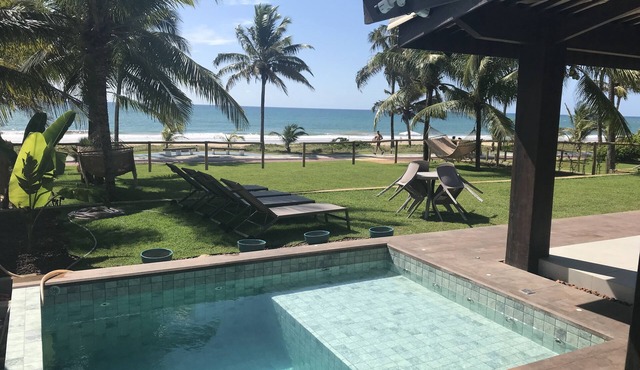 Delightful seafront house with 5 suites, salinized pool, gourmet area
