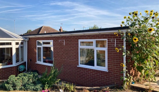 Delightful self-contained Annexe close to airport