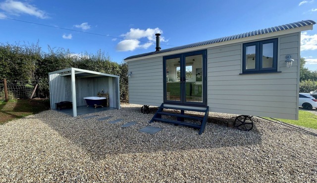 Delightful Shepherd's Hut with Log Burner and Outside Bath