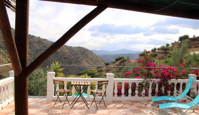 Delightful Studio 'Velez' w/Mountain Views, sleeps 2, in country holiday complex