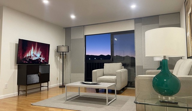 Delightful, Sunny 2-BD 2-Bath Central Glendale, huge balcony and mountain views