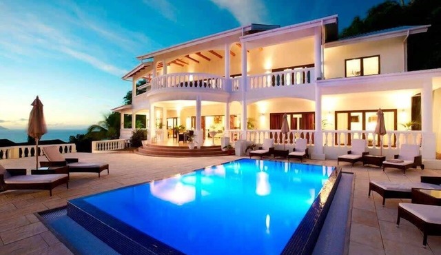 Delightful Villa with Infinity Pool & Tropical Garden