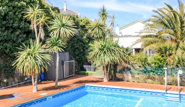 DELMONTE LODGE, pet friendly, character holiday cottage in Torquay
