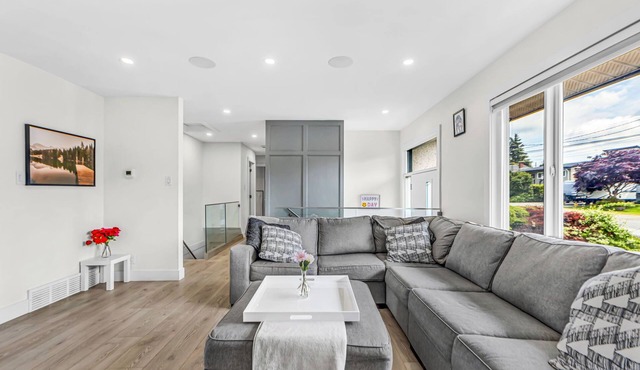 Delta Modern 3BR Home · Minutes to Vancouver & YVR