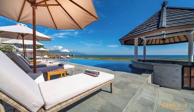 DeLuxe 1BR Suite with panoramic sawa view! 100mtr from the Bali Sea!
