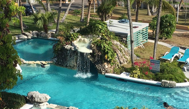 Deluxe 1BR Villa - Kitchen- 2 Pools - WiFi - Beach- Located on Beachfront Resort