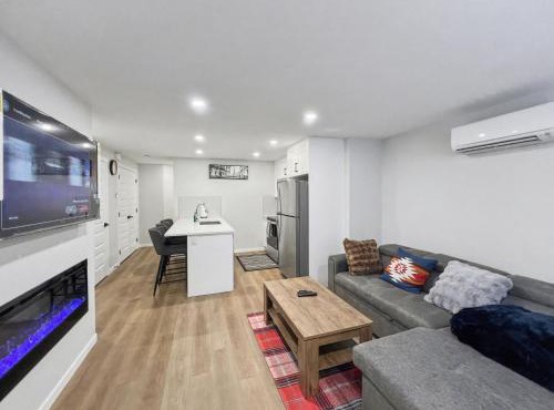 Deluxe 2-Bedroom Getaway Near Mahogany Lake