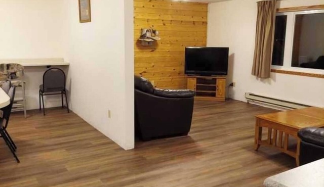 Deluxe 2 Bedrooms 8 XL Twin Beds, 2 Bathrooms Ground Floor