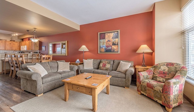 Deluxe 3 Bedroom/3 Bath Townhome, Garage, Laundry, Close to Village and Trails