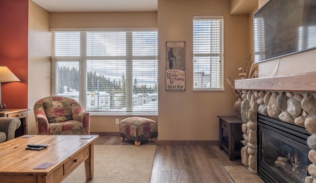Deluxe 3 Bedroom/3 Bath Townhome, Garage, Laundry, Close to Village and Trails
