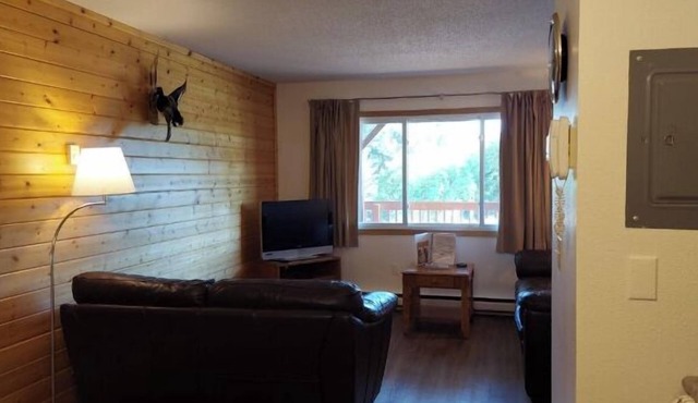 Deluxe 3 Bedroom 2 Bathroom Top Floor Condo