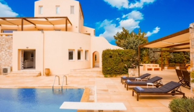 Deluxe 5 bdrm Villa w/Pool next to the beach