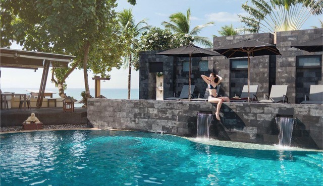 Deluxe Balcony Suite 11