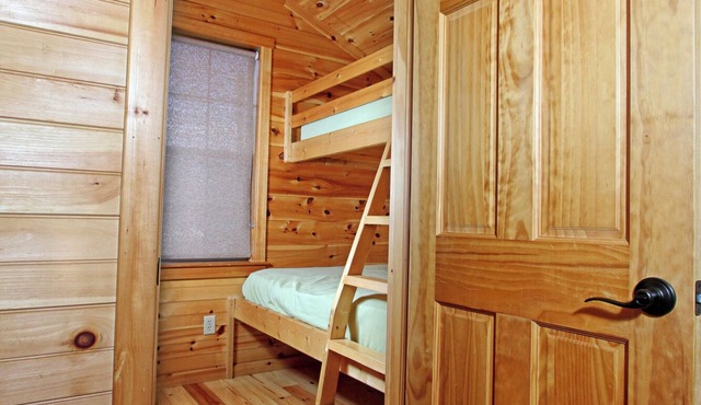 Deluxe Cabin 71 w/4 Beds