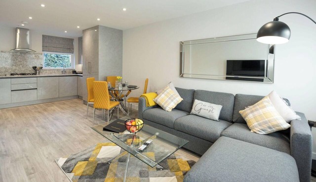 Deluxe Central Apartment with Gated Parking