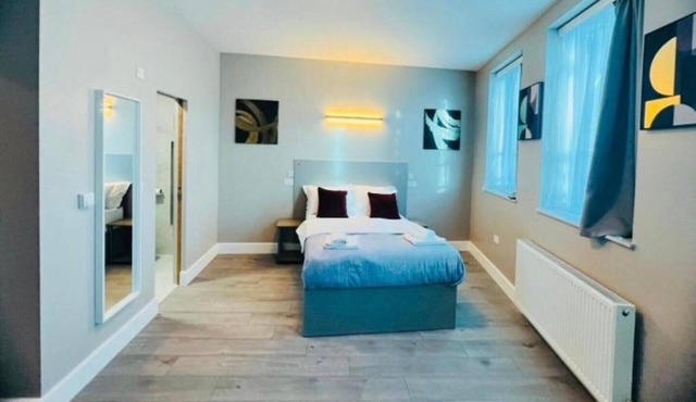 Deluxe family room for 4