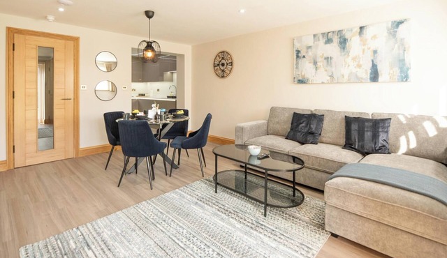 Deluxe Ground Floor 2-Bed with Parking & Garden
