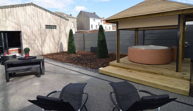 Deluxe Holiday Home in Welkenraedt with Jacuzzi & Steam Shower