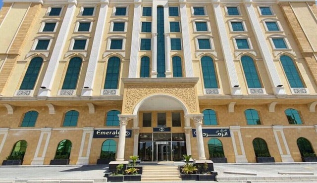 Deluxe King Haven Elegant Emerald Stay