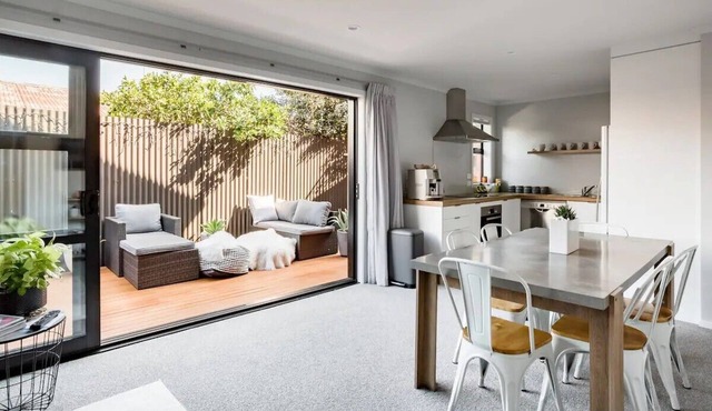Deluxe, Modern Townhouse In Central Location - 3 Bedrooms All With Ensuite