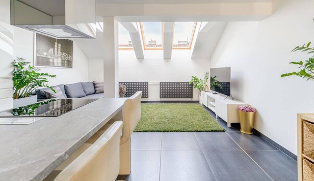 Deluxe Riverside Duplex in the Heart of the City