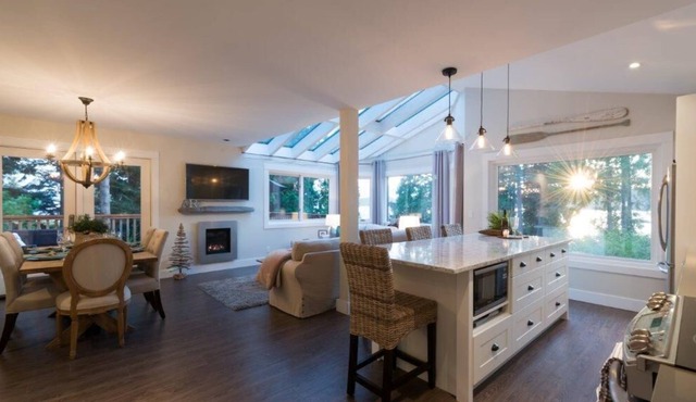 Deluxe romantic couple cottage overlooking the ocean