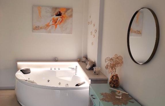 Deluxe Romantic Suite