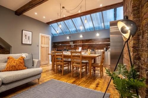 Deluxe Rustic Style Two Bedroom Bethnal Green - Yard View
