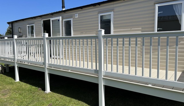 Deluxe, Spacious, Modern 3 Bedroom Holiday Home, Large Enclosed Decking Veranda