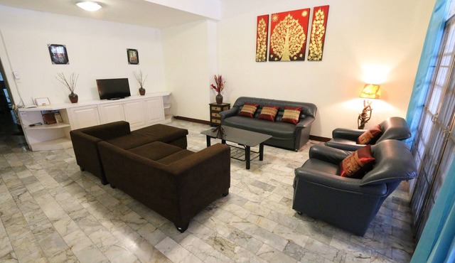*DELUXE Spacious Town HOUSE IN CHIANG MAI CITY -NEAR THE SUNDAY NIGHT MARKET!*
