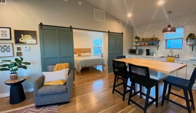 Deluxe Studio w/great location! Sleek & stylish!