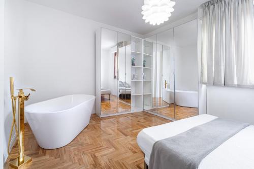 Deluxe Suite Apartment - 2min sea + Balcone