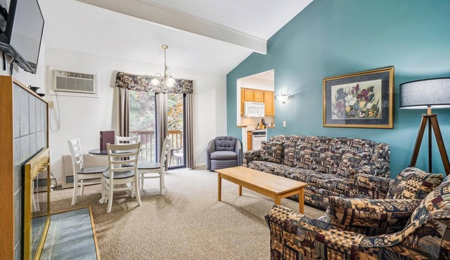 Deluxe Two Bedroom Suite on the 2nd floor with outdoor heated pool 20910