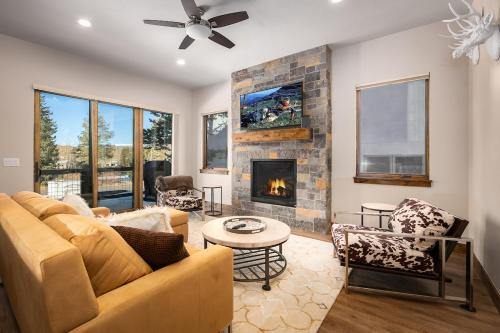 Deming Crossing Duplex: Downtown Frisco Chic