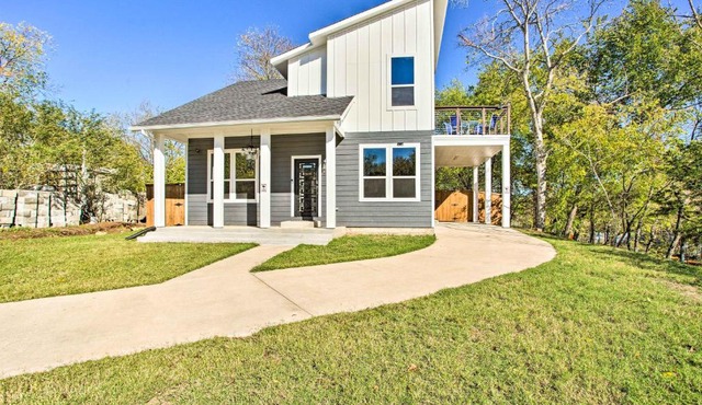 Denison Home w/Balcony: Walk to Downtown!