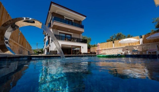 Denize 2 dk! Havuzlu jakuzili saunalı lüks Villa