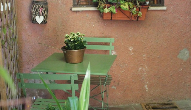 Depandance surrounded by the greenery of northern Rome