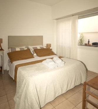 DEPARTAMENTO cerca de CABA hasta 4 personas Parking Gratis Patio ideal familias estadias cortas por Trabajo Recitales Salud y Capacitaciones