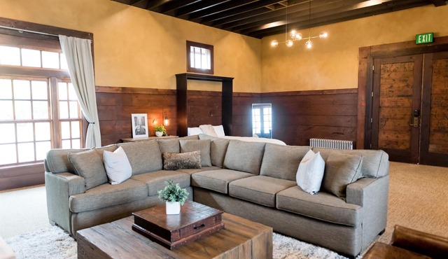 Depot Flat - Kitchenette, 2 Queen Murphy Beds, Large Sitting Area