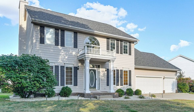 Des Moines Suburb Stay w/Spacious Layout & Deck!