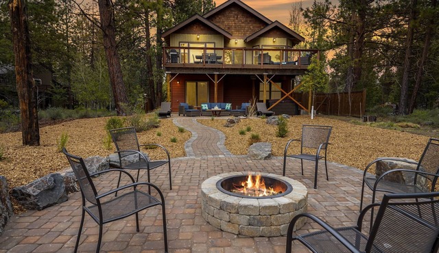 Deschutes Riverfront Home with A/C, Game Room, Hot Tub, Kayaks and Trails