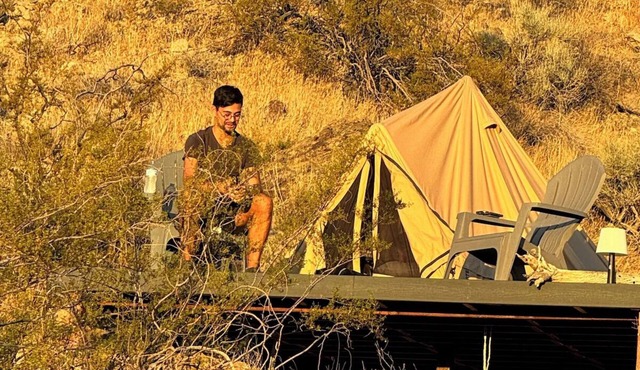 Desert Den: Your Oasis For Two with Mountain Views