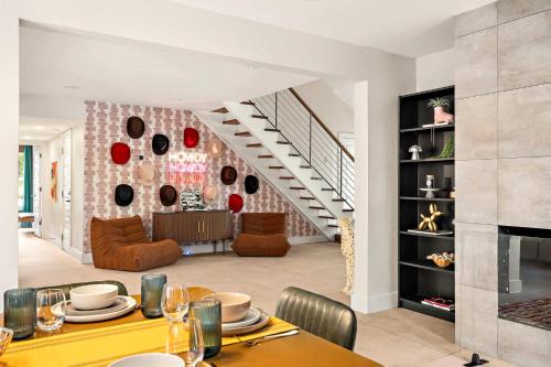 Desert Disco - 4BR Mid-Century Modern Design