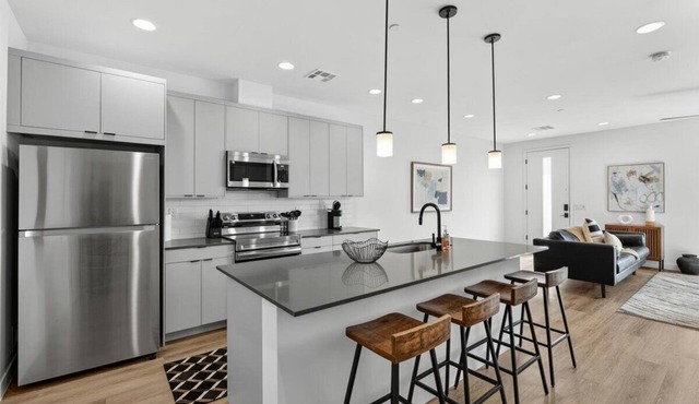 Desert Escape Townhome - Pool & Gym