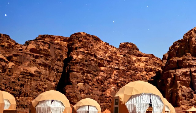 Desert Oasis in Wadi Rum Village - Cozy Lodge Room