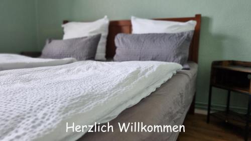 Design Apartment mit Klimaanlage, Parkplatz, Netflix, Disney, Dominos Pizza, Wallbox, Bahnhof Falkensee 5min - Berlin Hbf 23min