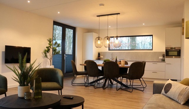 Design cube for 8 guests with 4 bedrooms and 3 bathrooms. A luxury stay in the middle of the forest at park BreeBronne.